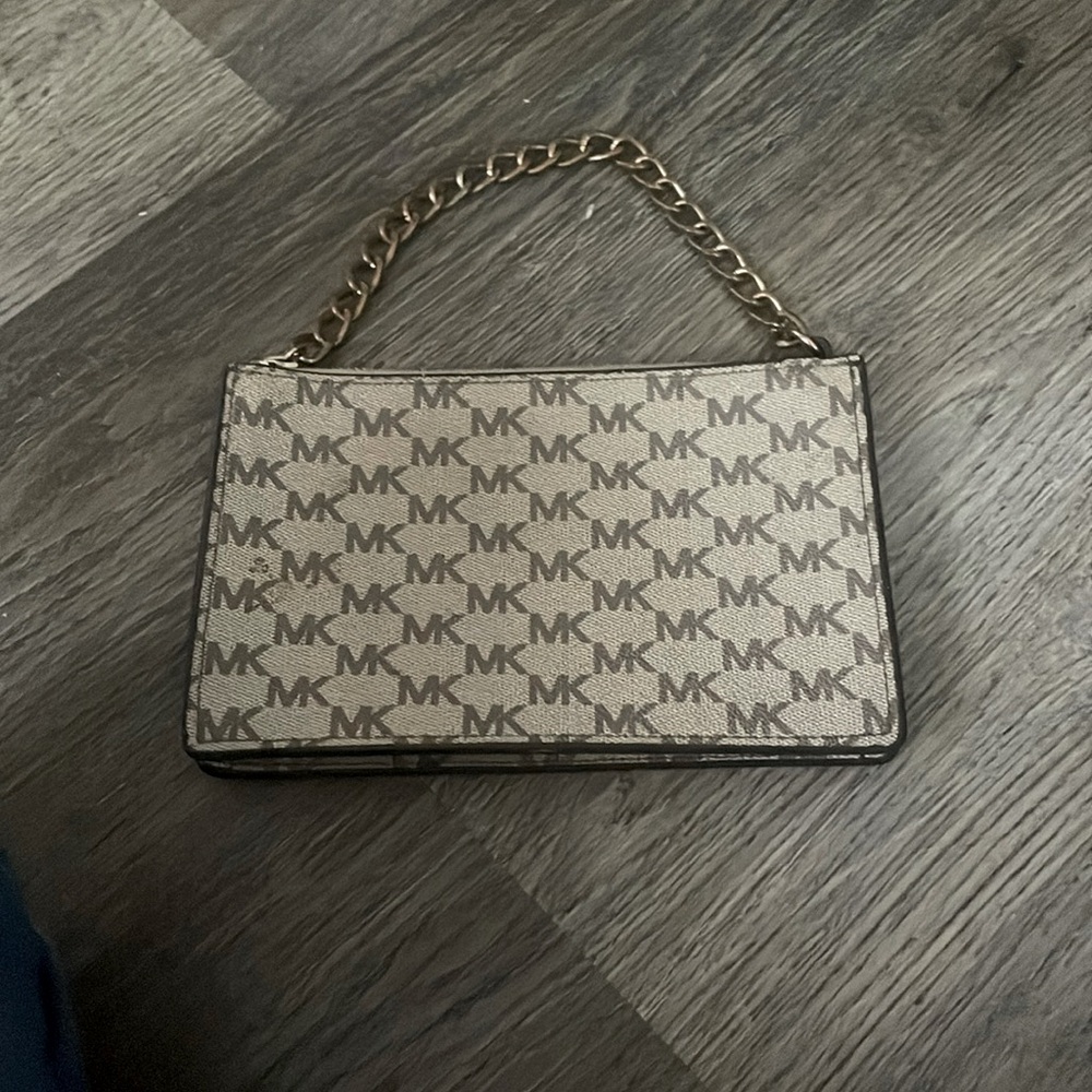 Hi I’m selling this Micheal kor purse
